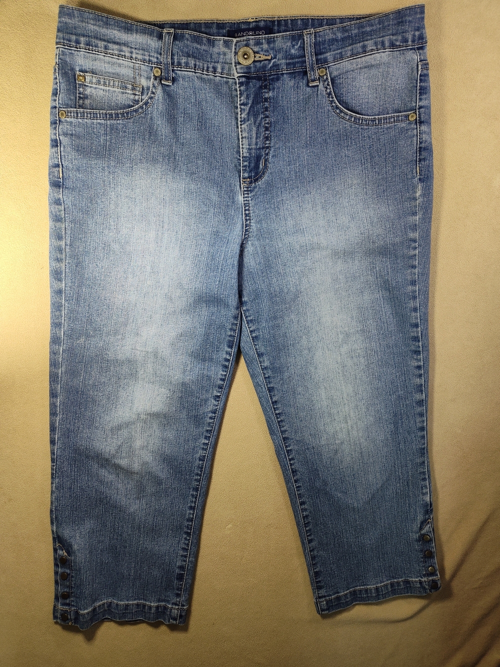 Bandolino Light Blue Cropped Women’s Jeans Sz 10 Studded Y2K Casual